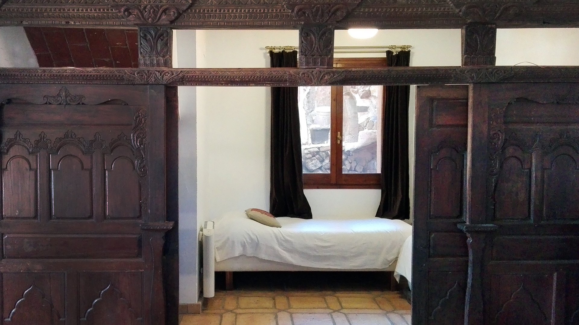Double room with wooden sliding door ground floor, Casa Argentera
